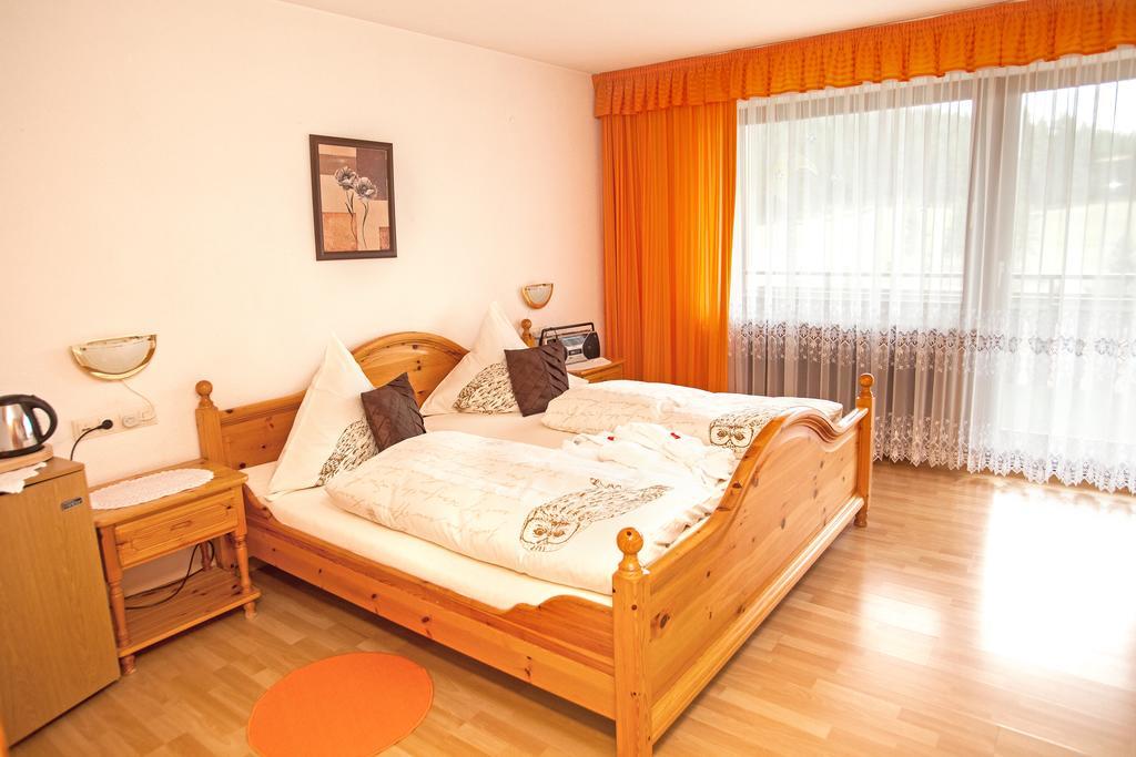 Auerhahn Bed And Breakfast - Black Forest - Waldhotel إيسينباخ الغرفة الصورة